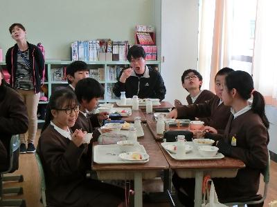 いちご農家さんのビデオを見る小学6年生