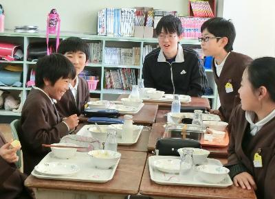 採用された献立が決まって喜ぶ小学6年生