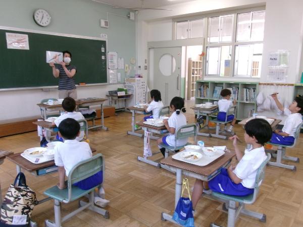 正しいおはしの持ち方を実践してみる赤阪小学校1年生
