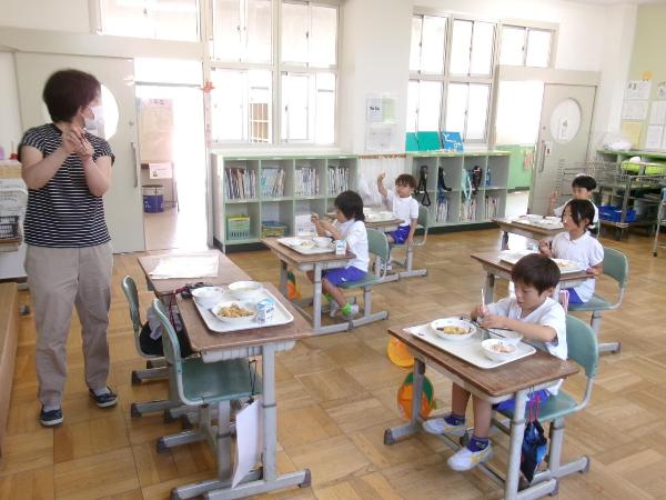 正しいおはしの持ち方から始める赤阪小学校1年生