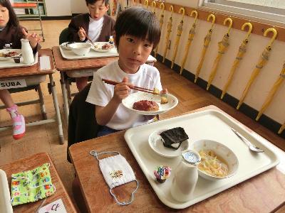 あげじゃがを食べる小学1年生