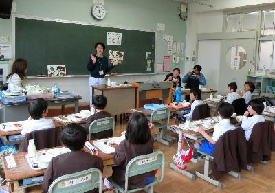 紙芝居を見る小学1年生