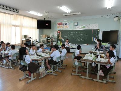 丁寧に「いただきます」をする小学4年生