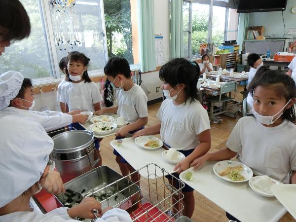 給食の配膳をする赤阪小学校2年生