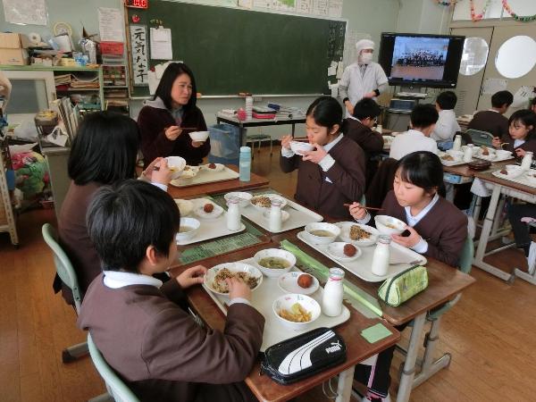 班で仲良く給食を食べる赤阪小学校4年生