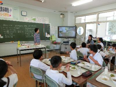 えんどう豆ごはんの調理動画を見る小学4年生