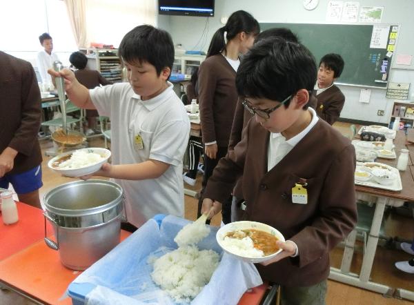 給食のおかわりに集まる赤阪小学校6年生
