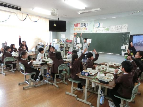 粉豆腐クイズに元気に参加する赤阪小学校4年生