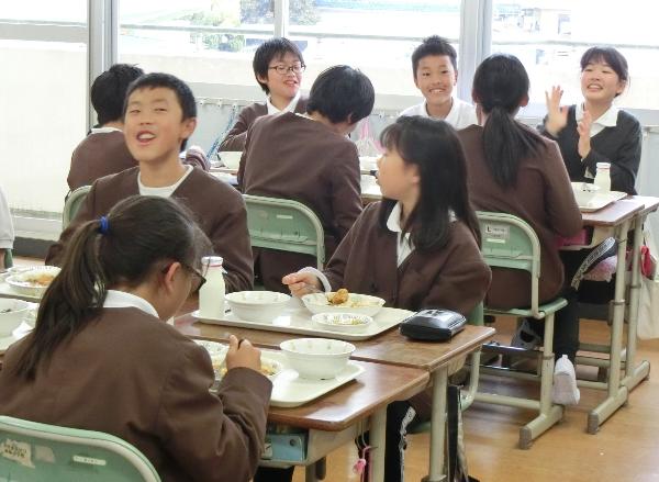 楽しく給食を食べる赤阪小学校6年生