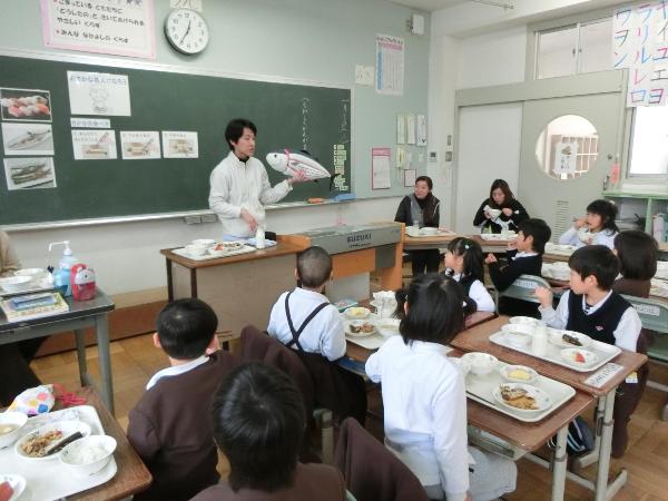 おさかなの上手な食べ方の説明を聞く赤阪小学校1年生