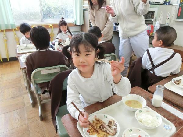 上手にとれた骨を見せてくれる小学2年生