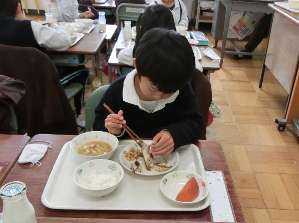 さかなの骨をとる小学1年生