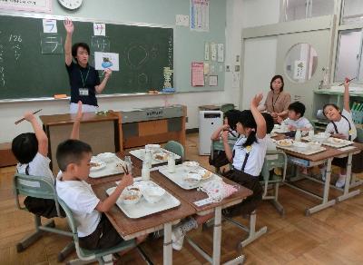 朝ごはんクイズに参加する赤阪小学校1年生