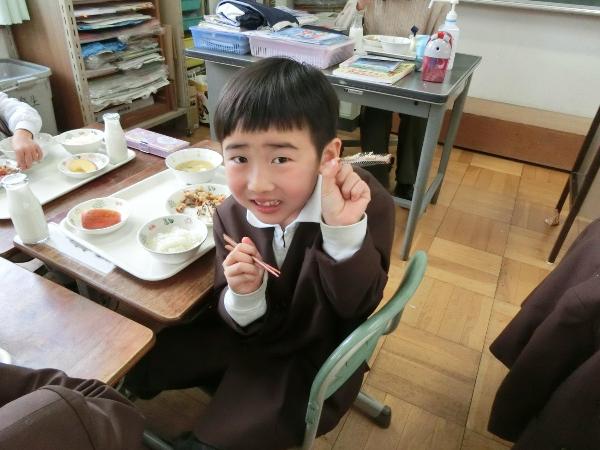 上手にとれた骨を見せてくれる小学2年生