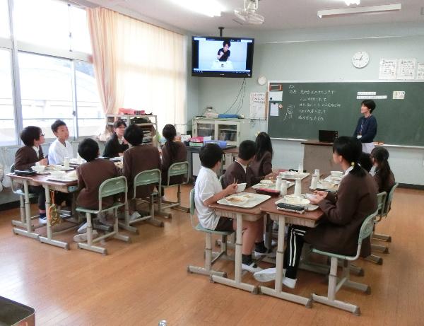 食事マナー動画を見る赤阪小学校6年生