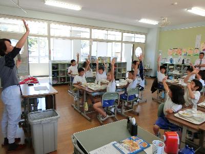 給食クイズに楽しそうに参加する小学3年生