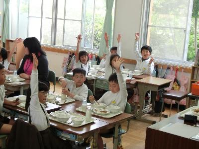 食べ物クイズに参加する小学2年生