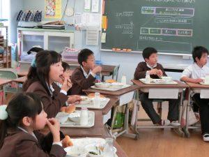 子供達がご飯を食べている写真