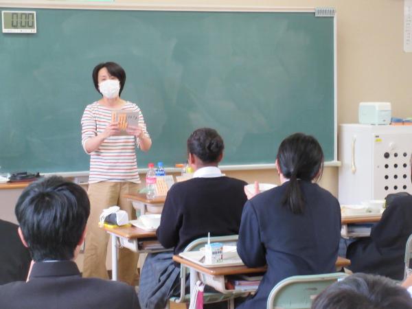 清涼飲料水に含まれる砂糖を見せる栄養教諭