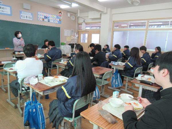 体調が悪い時の食事についての話を聞く、中学校3年生
