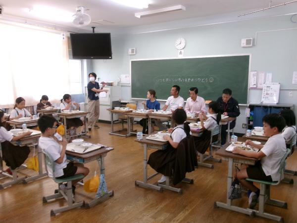 農家さんと一緒に給食を食べる赤阪小学校3年生
