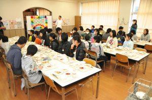 給食を食べている児童たちの写真