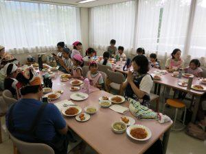 みんながご飯を食べている写真