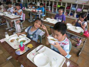 子供達がご飯を食べている写真2