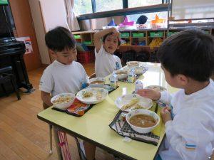 子供3人ご飯を食べている写真