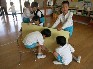 子供たちが机を片付けている写真