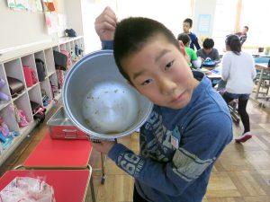 空っぽになった食缶と生徒の写真