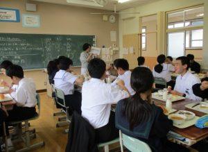 給食指導は中学生に必要な栄養についてお話ししている写真