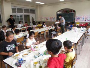 他学年との給食交流をしている写真