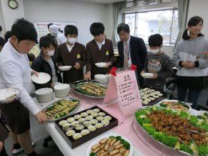 交流バイキング給食をする生徒たちの写真