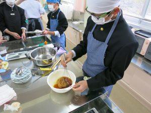 調味料を混ぜる生徒の写真