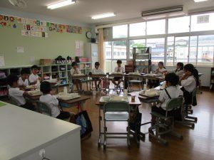 学生たちがご飯を食べている写真1