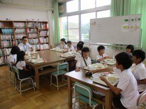 学生たちがご飯を食べている写真2