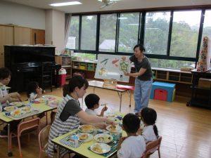 子供達がご飯を食べながら、クイズを参加している写真