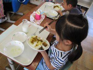 子供がご飯を食べている写真