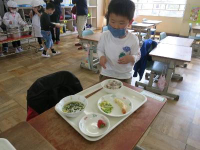 給食を運ぶ小学1年生