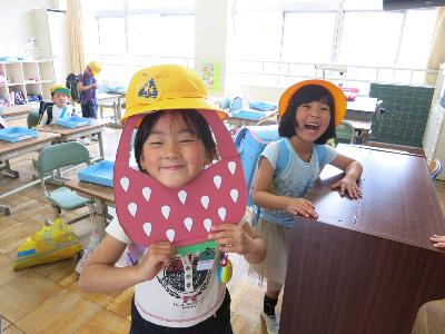 いちごのおめんをかぶる小学1年生