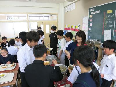 給食の量を調整する中学2年生