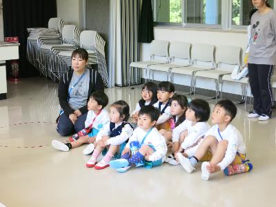 見学の説明を聞く、3歳児、4才児