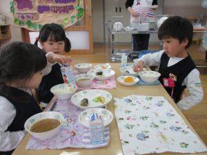 こどもたちがご飯を食べている写真