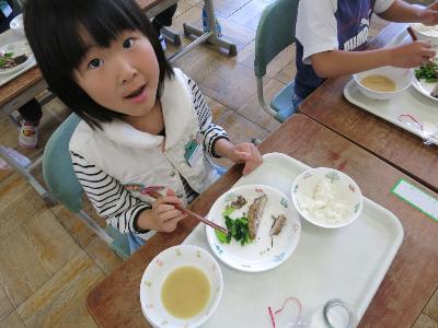 おさかなの上手な食べ方を実践する小学1年生