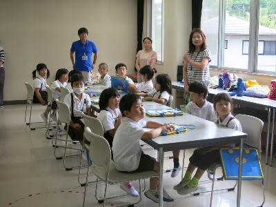 給食センターで説明を聞く、赤阪小学校1年生