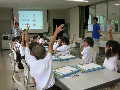 給食クイズをする赤阪小学校1年生