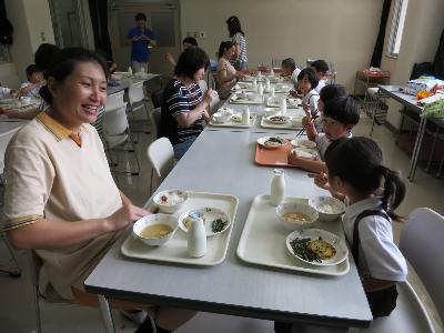調理員さんと一緒に給食を食べる赤阪小学校1年生