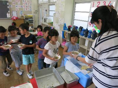 深川飯をおかわりする千早小吹台小学校1年生