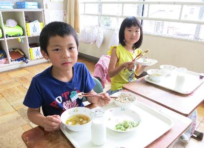 上手にお箸を使う、小学1年生